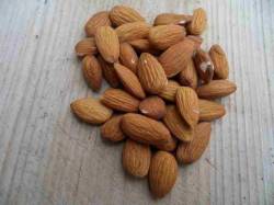 amandelen-met-vlies-vanaf-300-gram