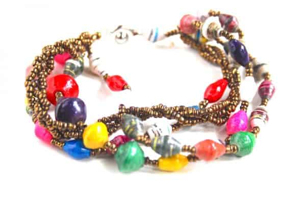 Een armband met zulke intense kleuren dat je er steeds naar moet kijken. Een echte eye catcher dus. De kralen zijn gemaakt van papier en verschillend van kleur en grootte