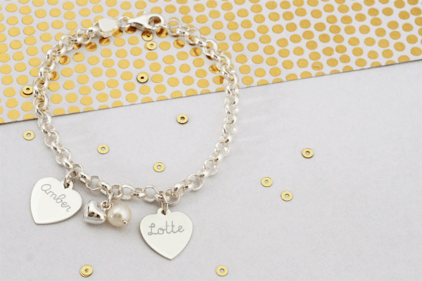 Zilveren armband 'Jasseron' 2 graveerbedels & parel - € 49,95