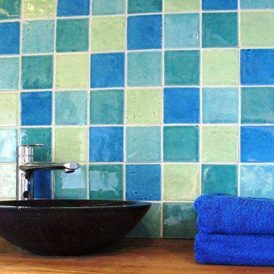 Deze serie wandtegels in het formaat 10 x 10 worden in een klein tegelatelier in Spanje gemaakt. Een team van liefhebbers glazuren deze tegels in meer dan 50 kleuren. Ideaal voor het maken van kleurrijke, verrassende of juist ingetogen kleurcombinaties.