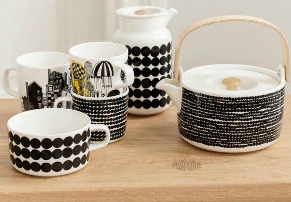 webshopmagazine: Marimekko theepot, gebroken wit met houten hengsel - € 85 | uittnoorden.nl