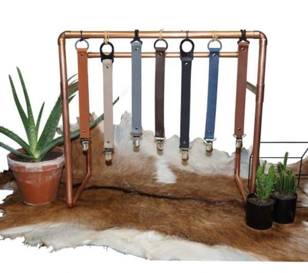 Win een LV-Factory giftset twv €55 met leren speenkoord met naam, 2-delige tassenhanger set van 100% leer en een bedrukte leren sleuterhanger naar keuze.