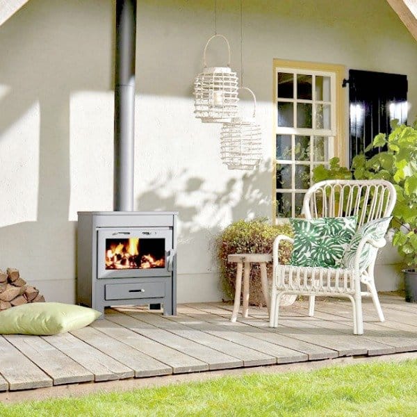 Verjaag de winter en voorjaarskou met deze heerlijke houtkachel. Een echte eyecather onder je veranda en een heerlijke warmtebron [Tuinhaardxxl.nl]