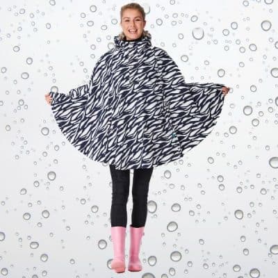 Fietsen door de regen? Met Happy Rainy Days cape blijf je stylish droog