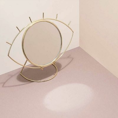 Trendy! Deze gouden tafelspiegel Cycloop (twv €31,95) van Interior Gifts