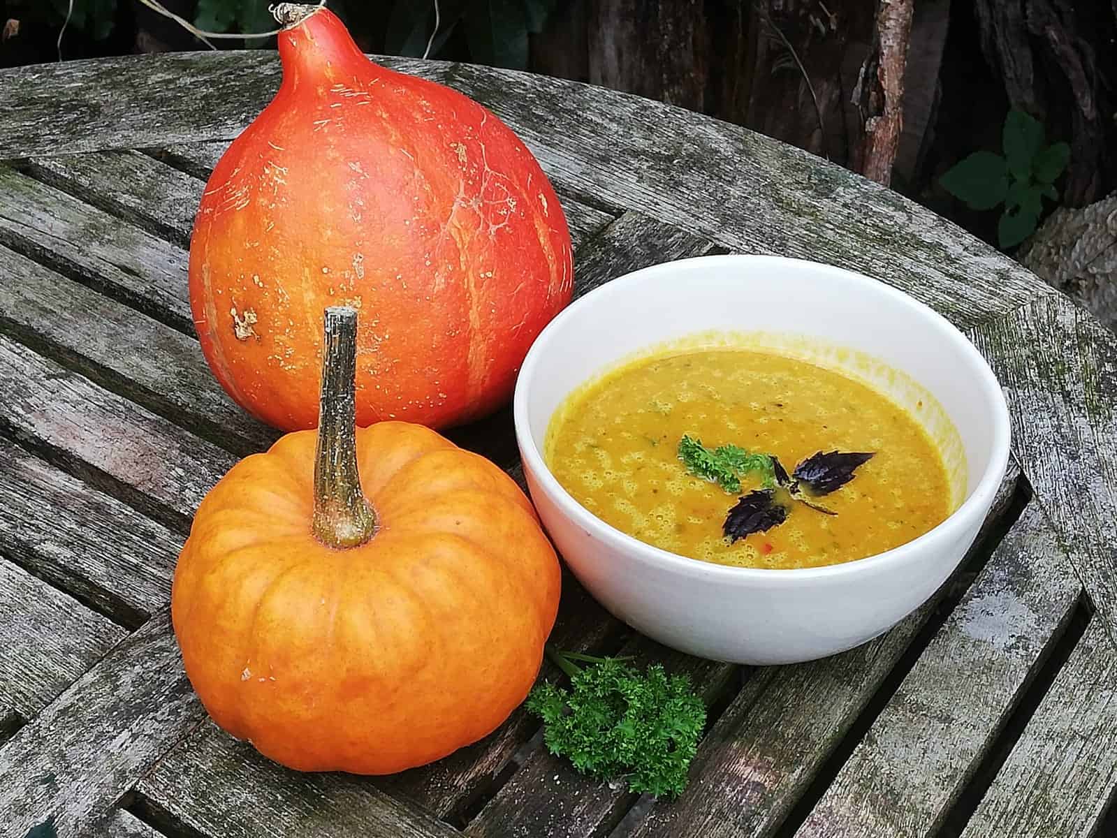 Deze pittige vegan pompoensoep is heerlijk én voedzaam in de herfst