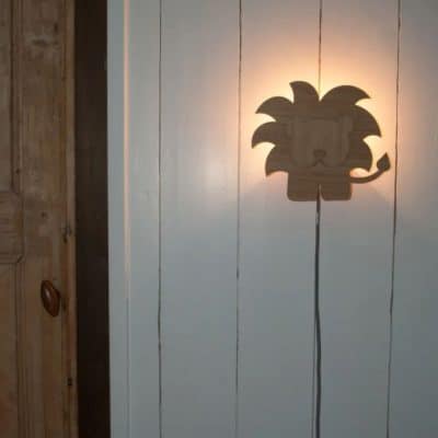 Kinderkamer wandlamp van hout: hip en duurzaam