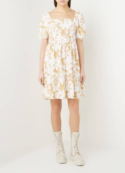 typische zomer outfits zomerjurk met bloemen en pofmouwen