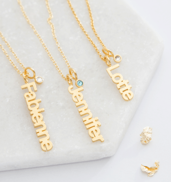 gepersonaliseerde sieraden met naam verticale naamketting