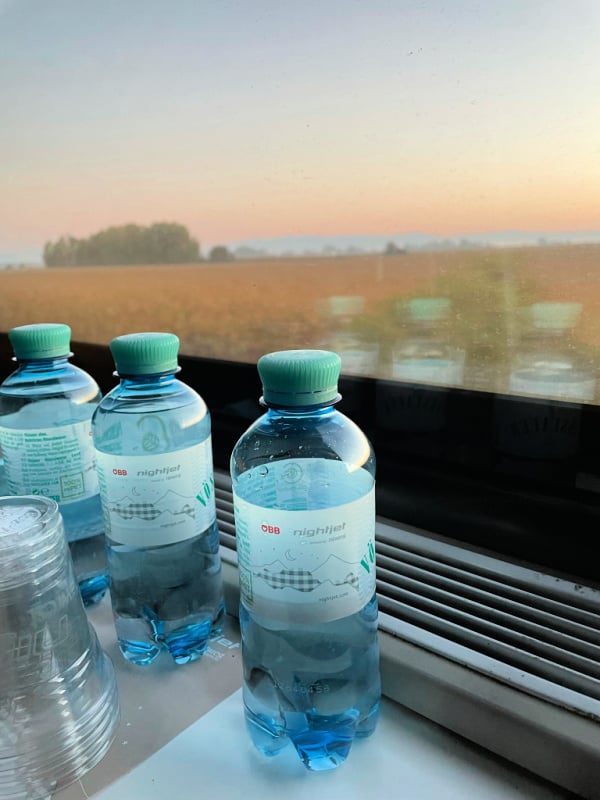 Bij een coupé met ligplaatsen is mineraalwater inbegrepen ©HippeShops.nl