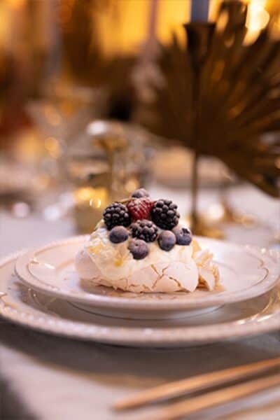 Mini pavlova's met rood fruit 