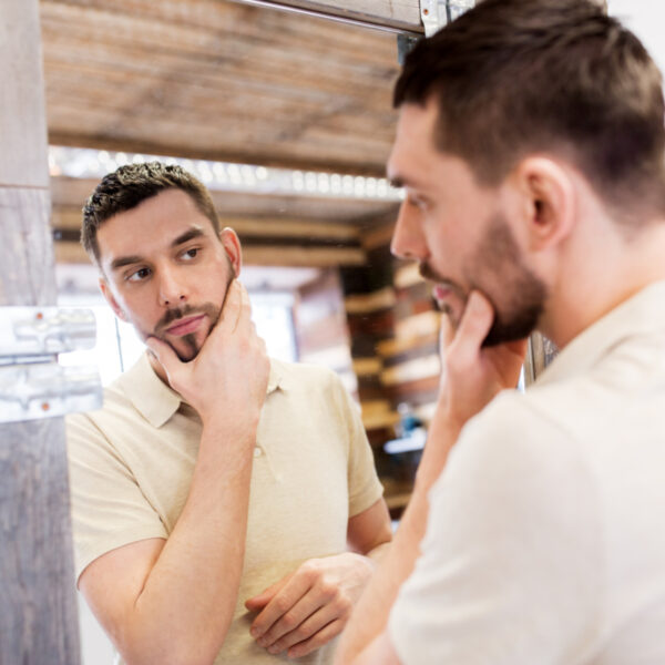 zelfvertrouwen begint bij je kapsel man spiegel
